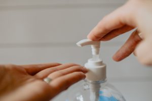 Das Bild zeigt eine Desinfektionsflasche. Cyberkriminelle nutzen Corona, um mit ihren falschen Websites dickes Geld zu machen. Bild: Unsplash/Kelly Sikkema