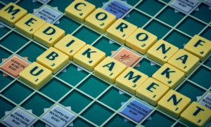 Das Bild zeigt ein Scrabbeltafel. Cyberkriminelle nutzen Corona für massenhaft Fake-News. Bild: Pixabay/Marcus Distelrath