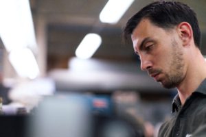 Zu sehen ist ein IT-Techniker. Er bietet IT-Services trotz Corona. Bild: Unsplash/ThisisEngineering RAEng