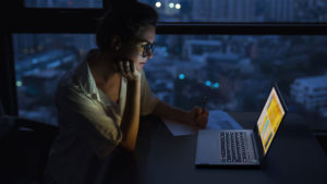 Das Bild zeigt eine Frau im Home Office. Ob ihre Home-Office-Produktivität optimal ist? Bild: Lenovo